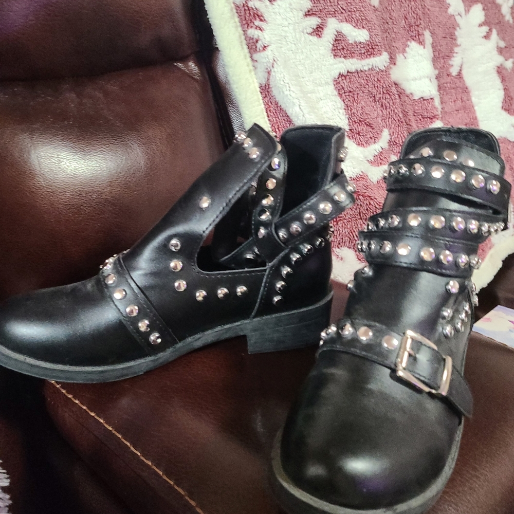 Fashion Boots With Silver Buckles - Picture 2 of 5